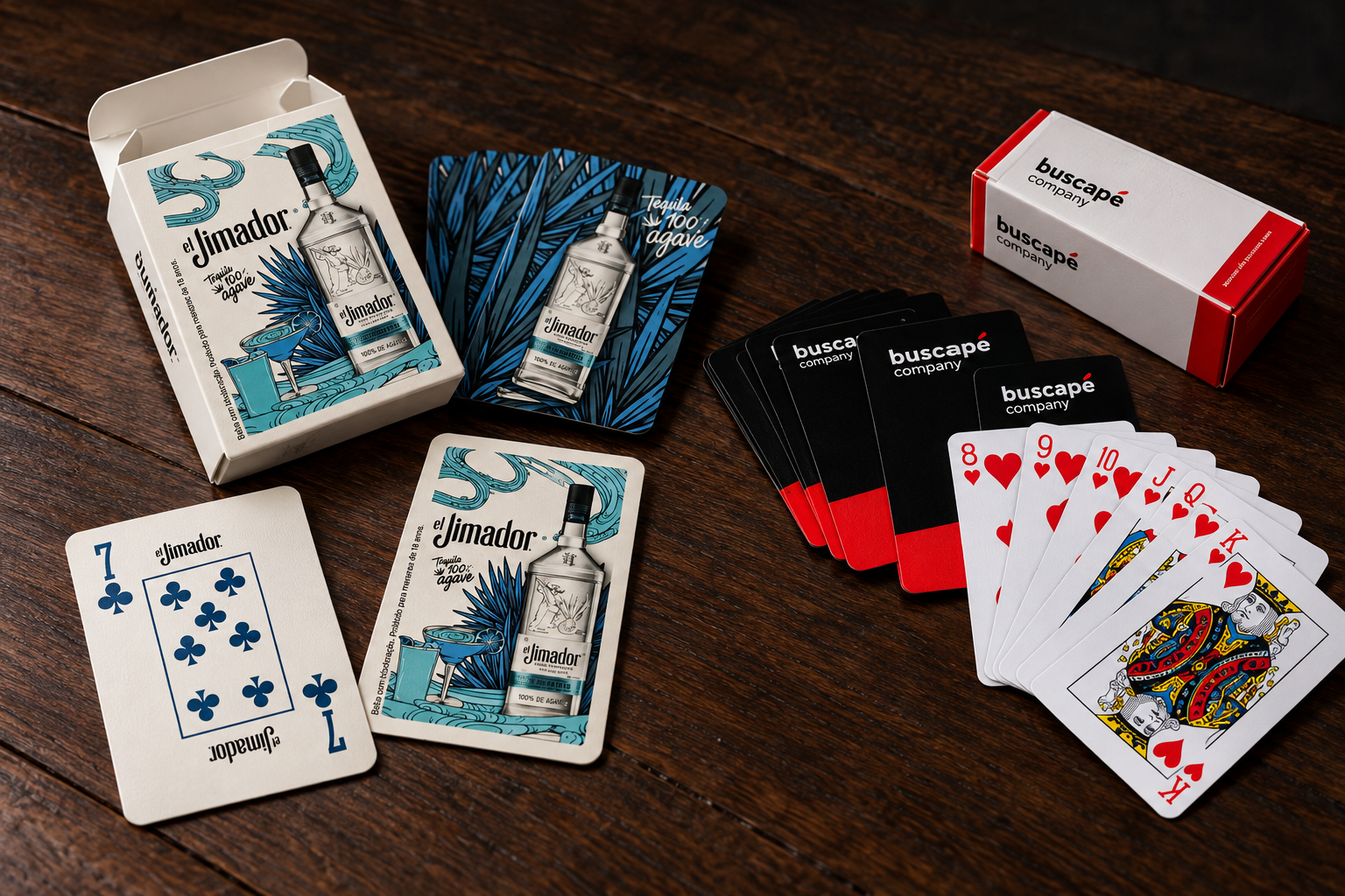 Jogo de cartas personalizado com acabamento premium sobre mesa de madeira